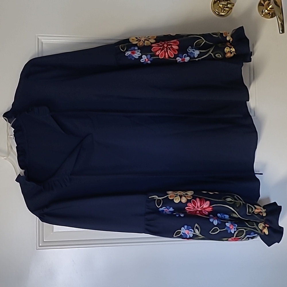 💐Women's Blouse with Embroidered Floral Sleeves, Size M 💐